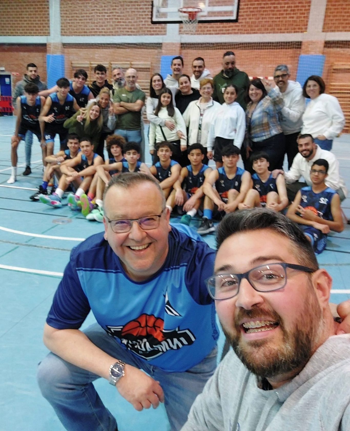 Familiares, jugadores y entrenadores, tras la consecución del campeonato de liga. 